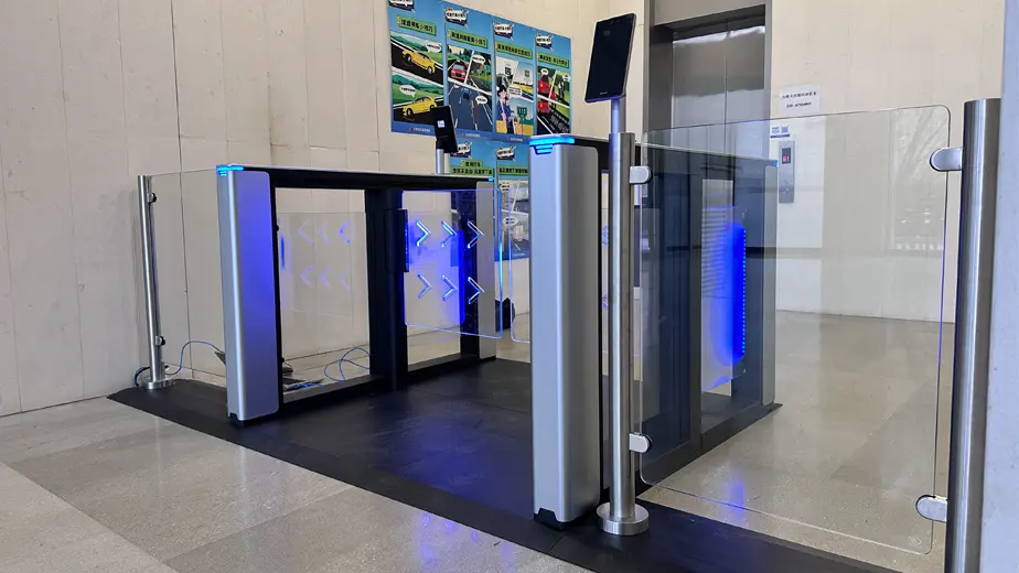 دەروازەی خێرا لەگەڵ سیستەمی ناسینەوەی دەموچاو