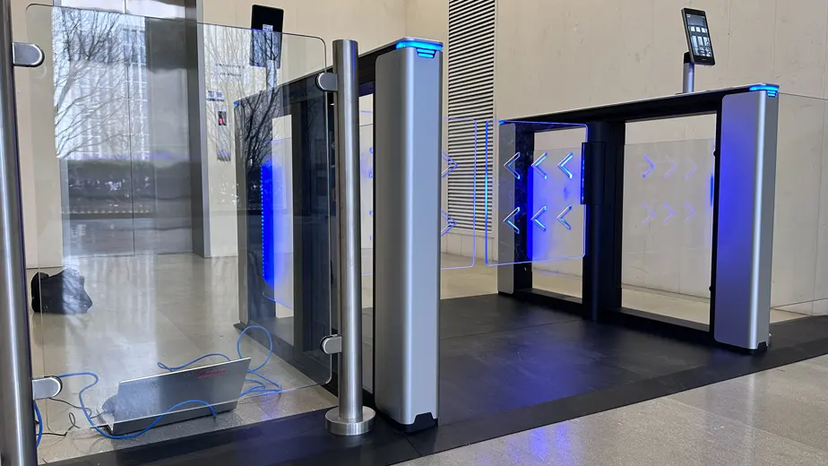 دەروازەی خێرا لەگەڵ ناسینەوەی دەموچاو