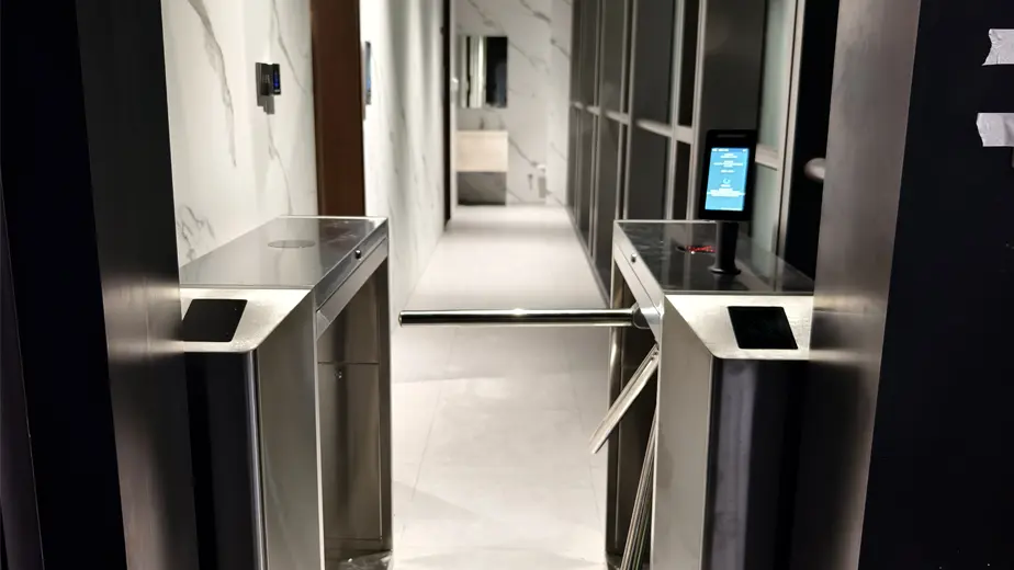 کۆنترۆڵی چوونە ژورەوەی هۆڵی وەرزشی زیرەک