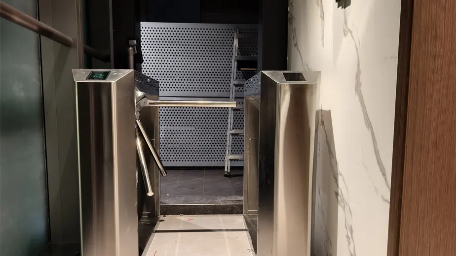 سوڕانەوەی سێ پایه بۆ هۆڵی وەرزشی